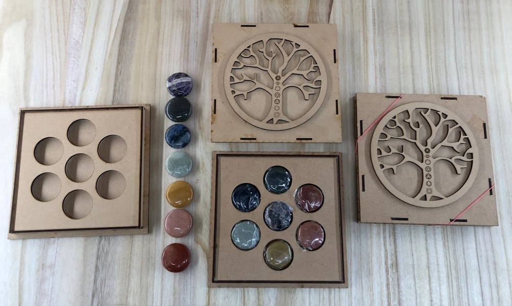 Pack rodados planos chakras con caja madera